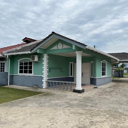 Hanif Homestay Кучинг Екстериор снимка
