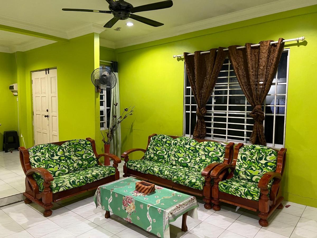 Hanif Homestay Кучинг Екстериор снимка