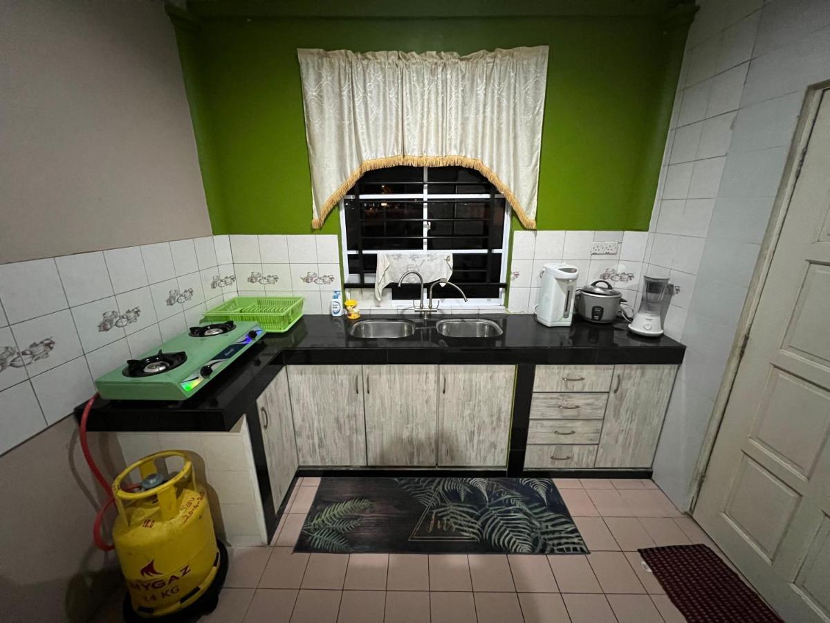Hanif Homestay Кучинг Екстериор снимка