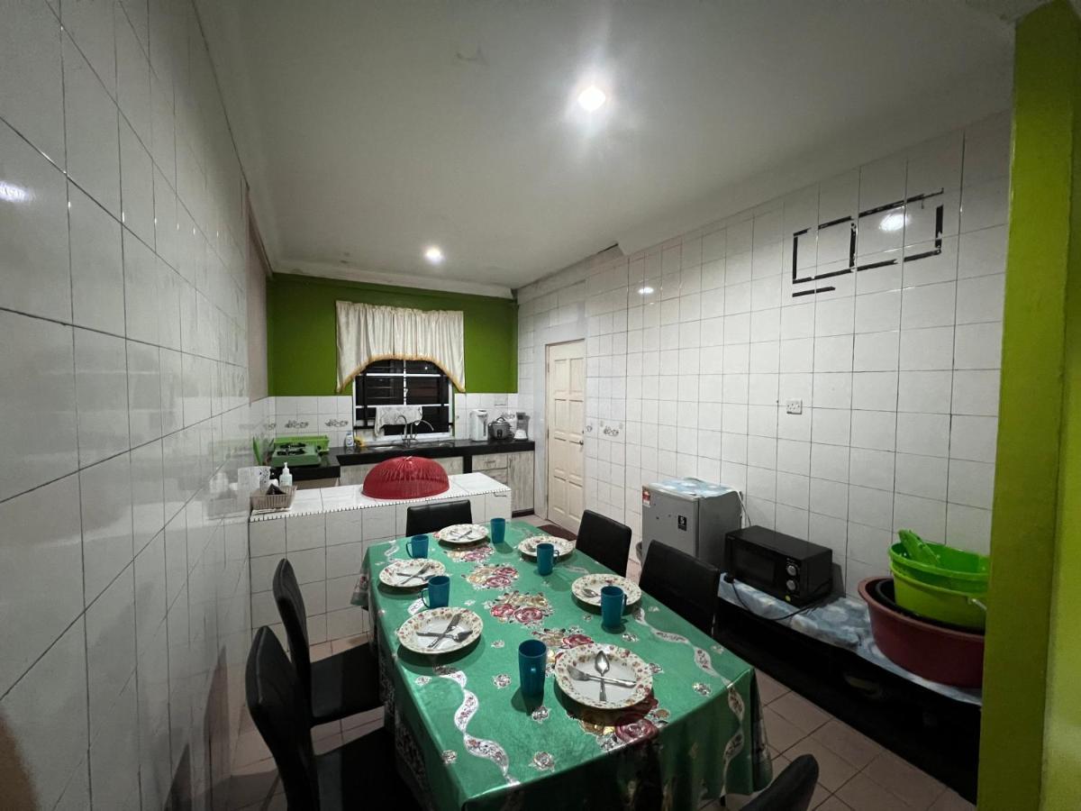 Hanif Homestay Кучинг Екстериор снимка