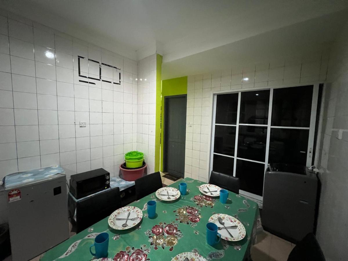Hanif Homestay Кучинг Екстериор снимка