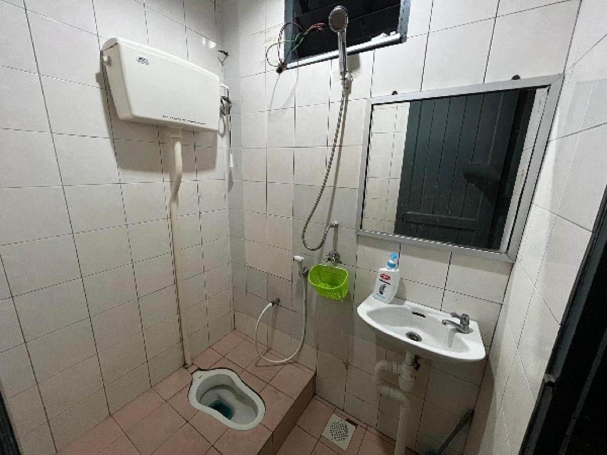 Hanif Homestay Кучинг Екстериор снимка