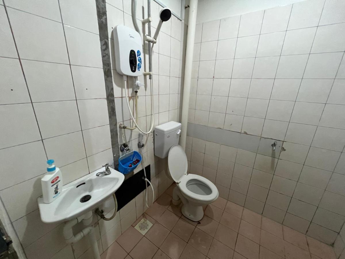 Hanif Homestay Кучинг Екстериор снимка